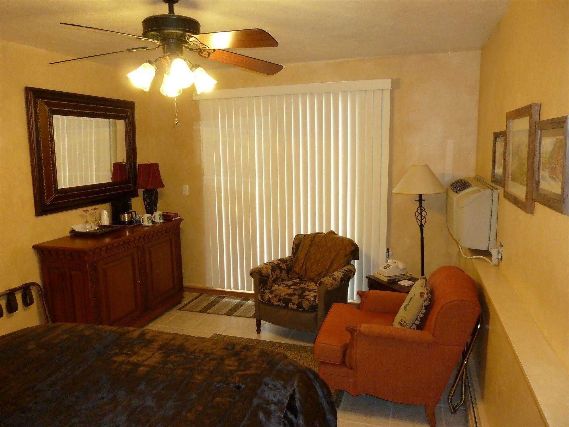 Bad Rock Bed And Breakfast Inn โคลัมเบียฟอลส์ ภายนอก รูปภาพ